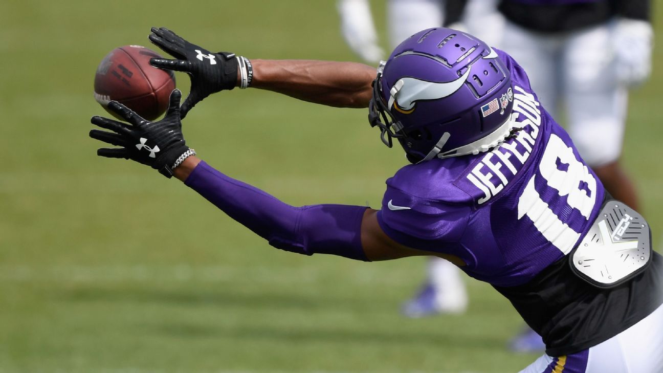 Vikings' Justin Jefferson hits ref in back with helmet as frustrations boil  over