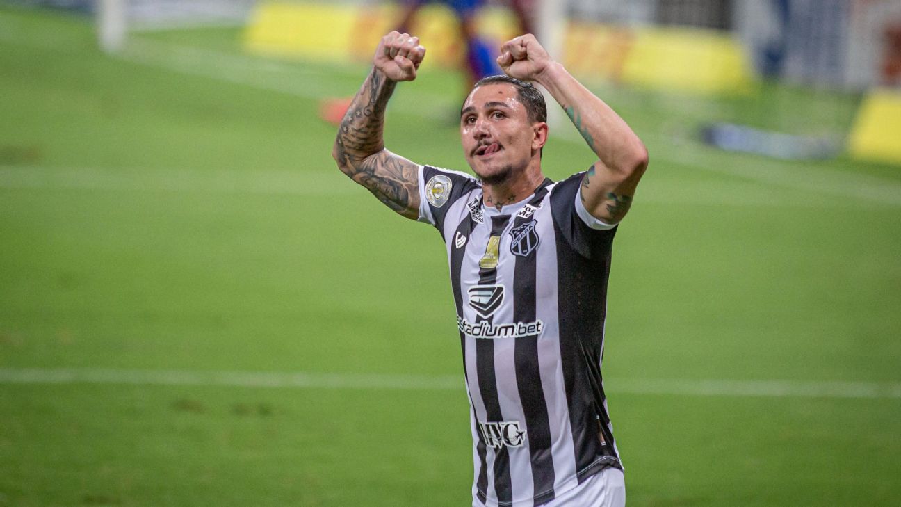 Reforço vindo aí? Jornalista afirma que empresário quer colocar Vina no Corinthians