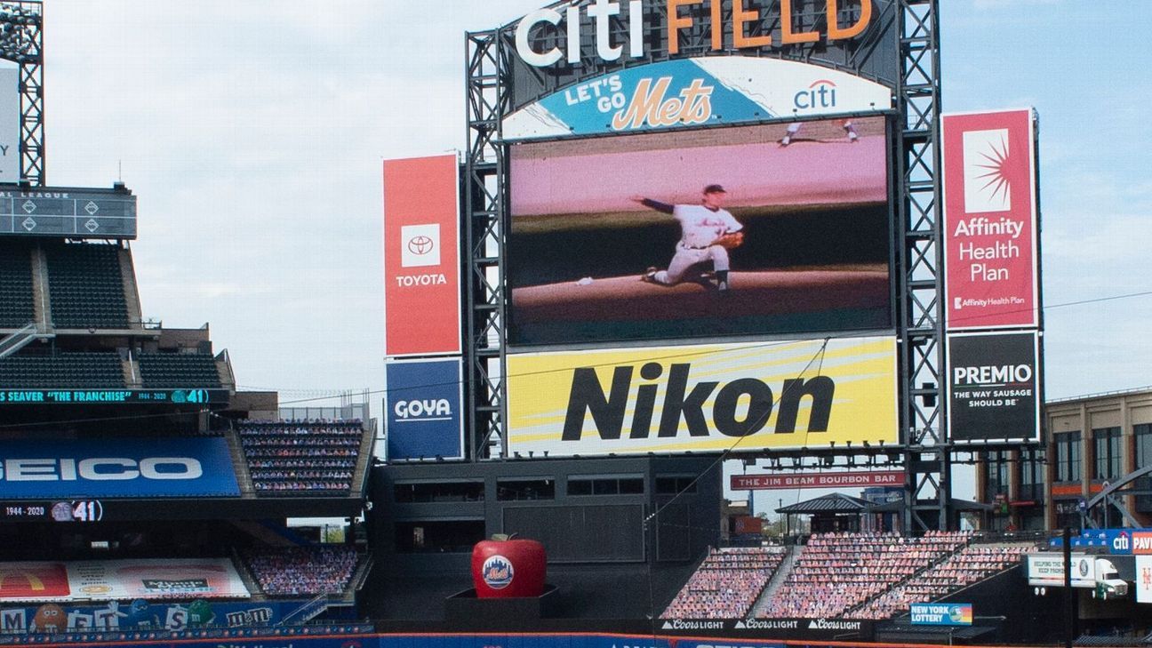 Mets honor Tom Seaver's iconic drop-and-drive delivery with dirty knees -  ESPN