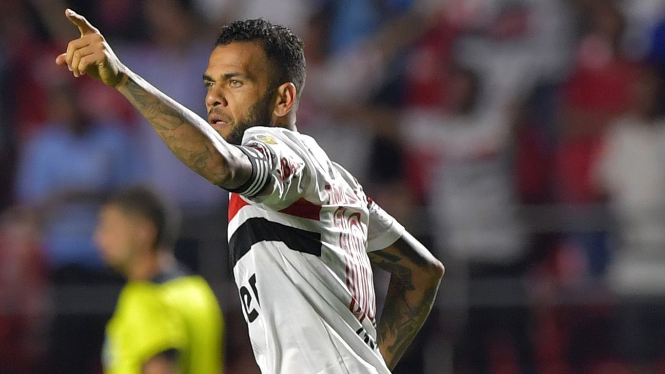 Dani Alves dejaría São Paulo para regresar a Europa