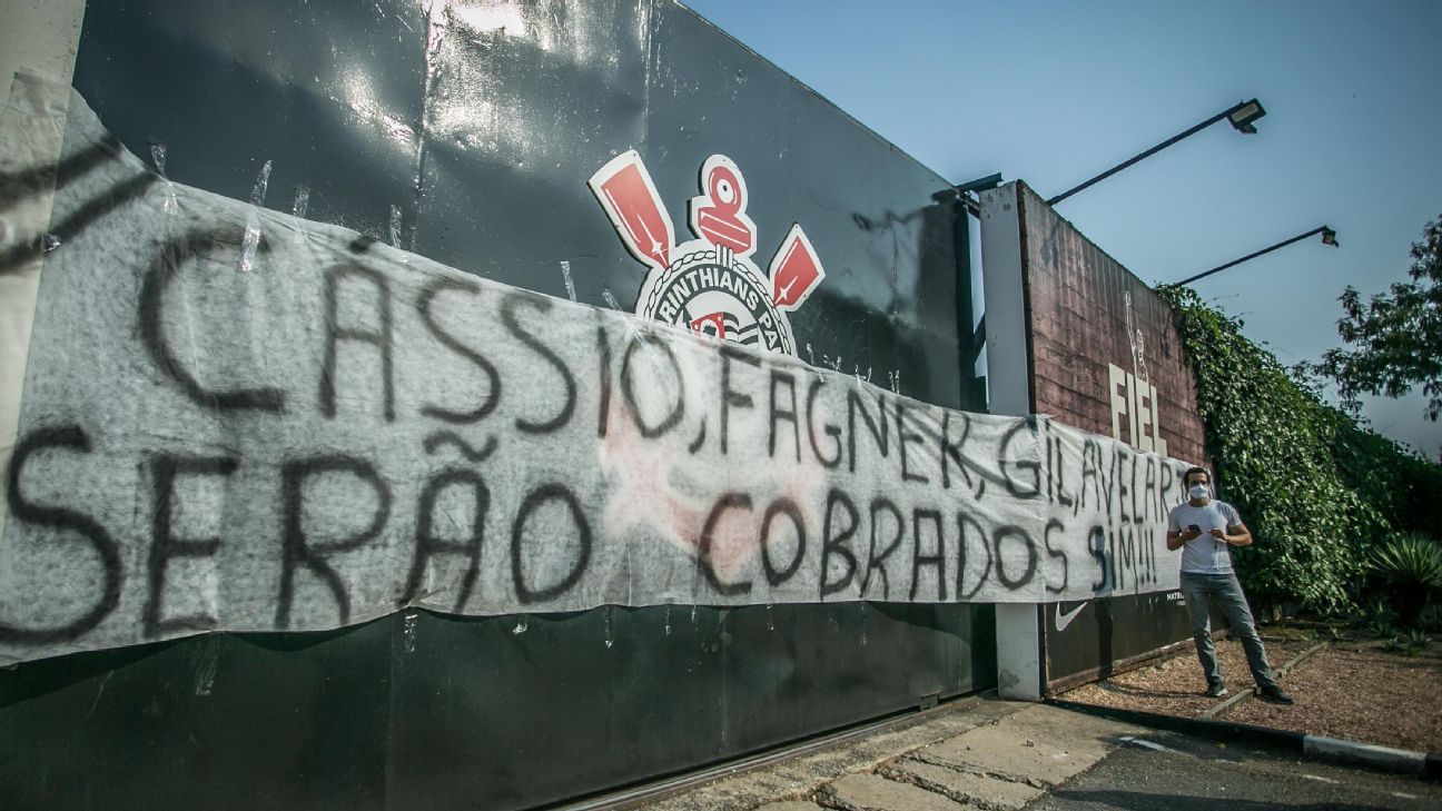 Torcida do Cruzeiro protesta no CT do clube e ameaça jogadores. Vídeo