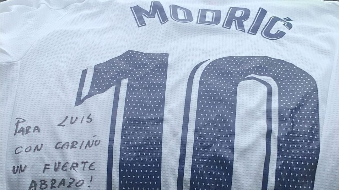 Luka Modric regaló una camiseta firmada a -