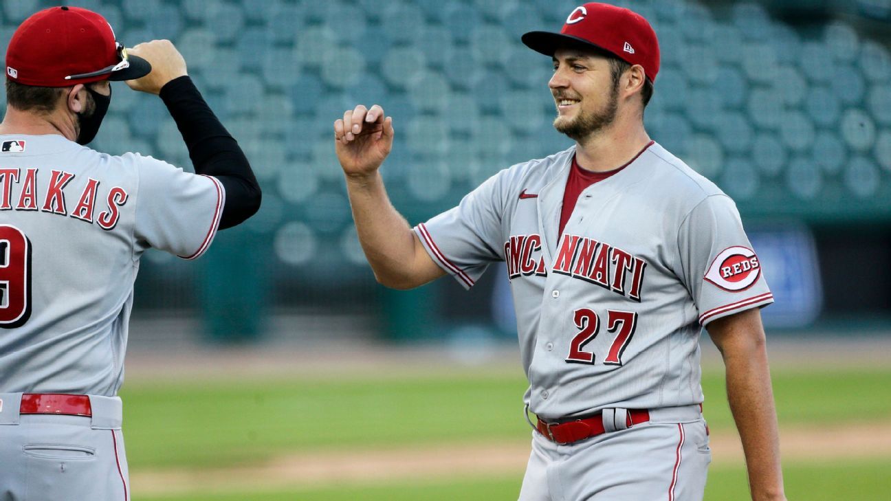 Trevor Bauer receives his 2020 Cy Young Award before Reds vs. Dodgers