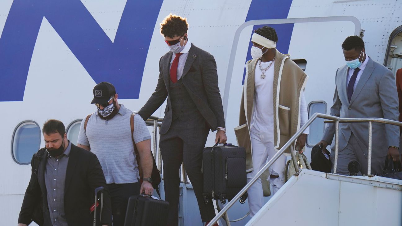 Kansas City Chiefs arrive in Tampa after planes delayed briefly