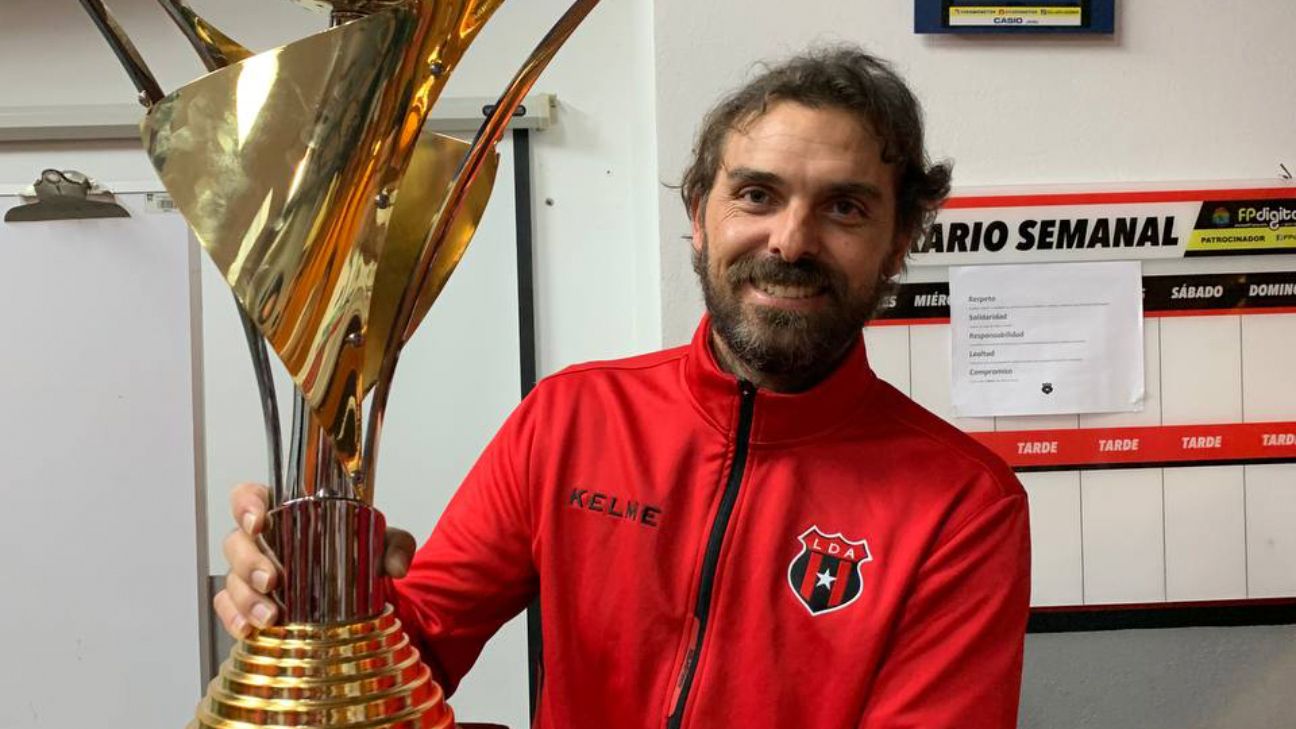 Carevic levantando el título del campeonato nacional.