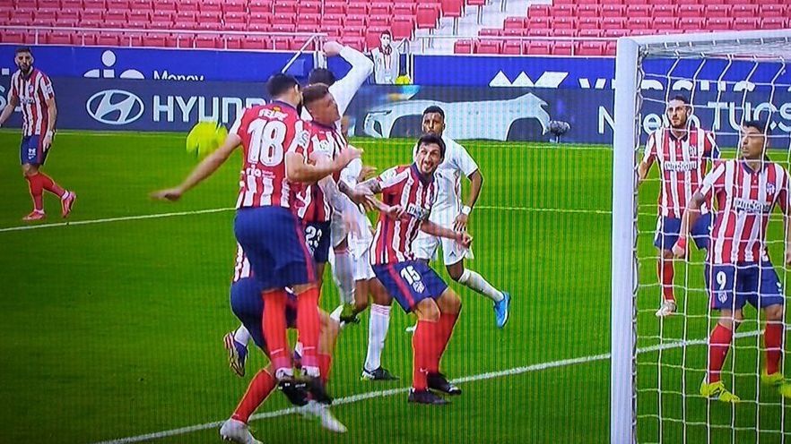 Controversy in the Madrid derby for an alleged hand inside the area