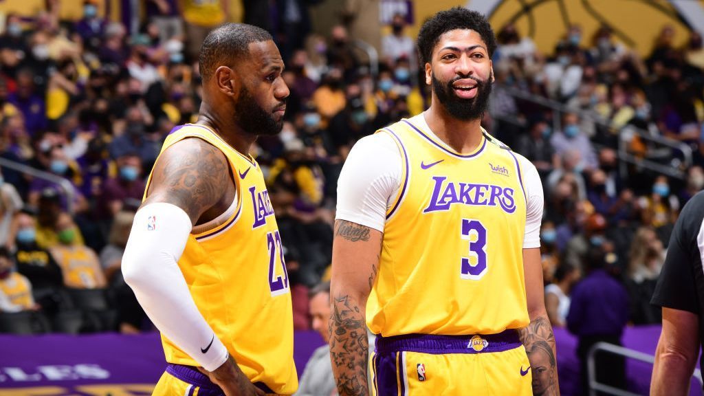 LeBron James and Anthony Davis Sign Up for Lakers' Bright Future