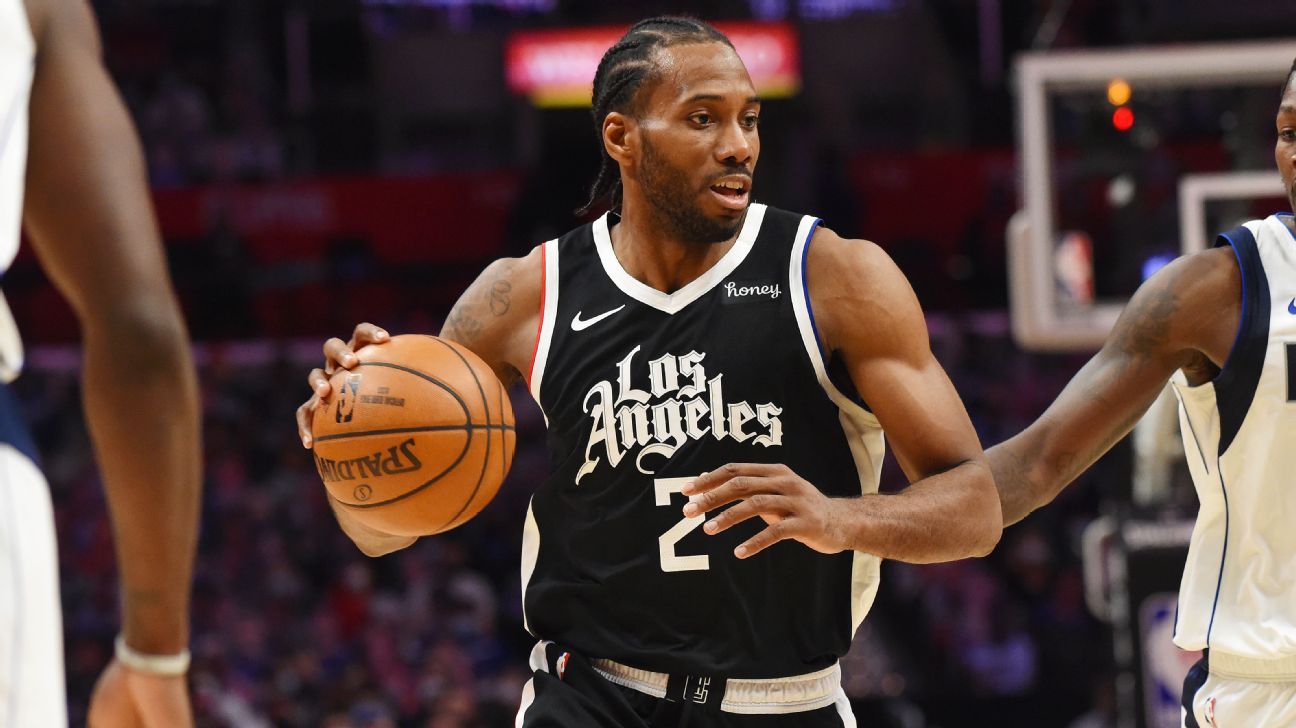 LOS ANGELES, CA - NOVEMBER 07: Los Angeles Clippers Forward Kawhi Leonard  (2) shoots a jump shot during a NBA game between the Portland Trailblazers  and the Los Angeles Clippers on November