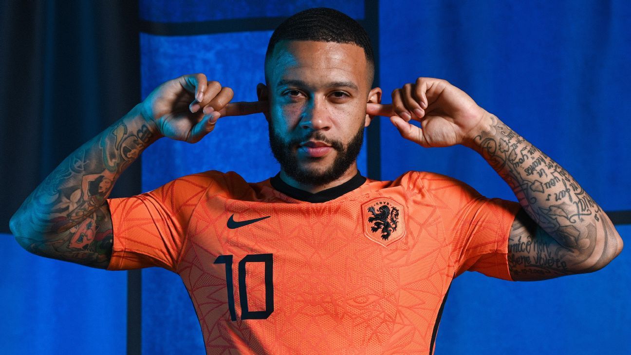 Photo: Barcelona selling Memphis Depay shirts - Transfer imminent?