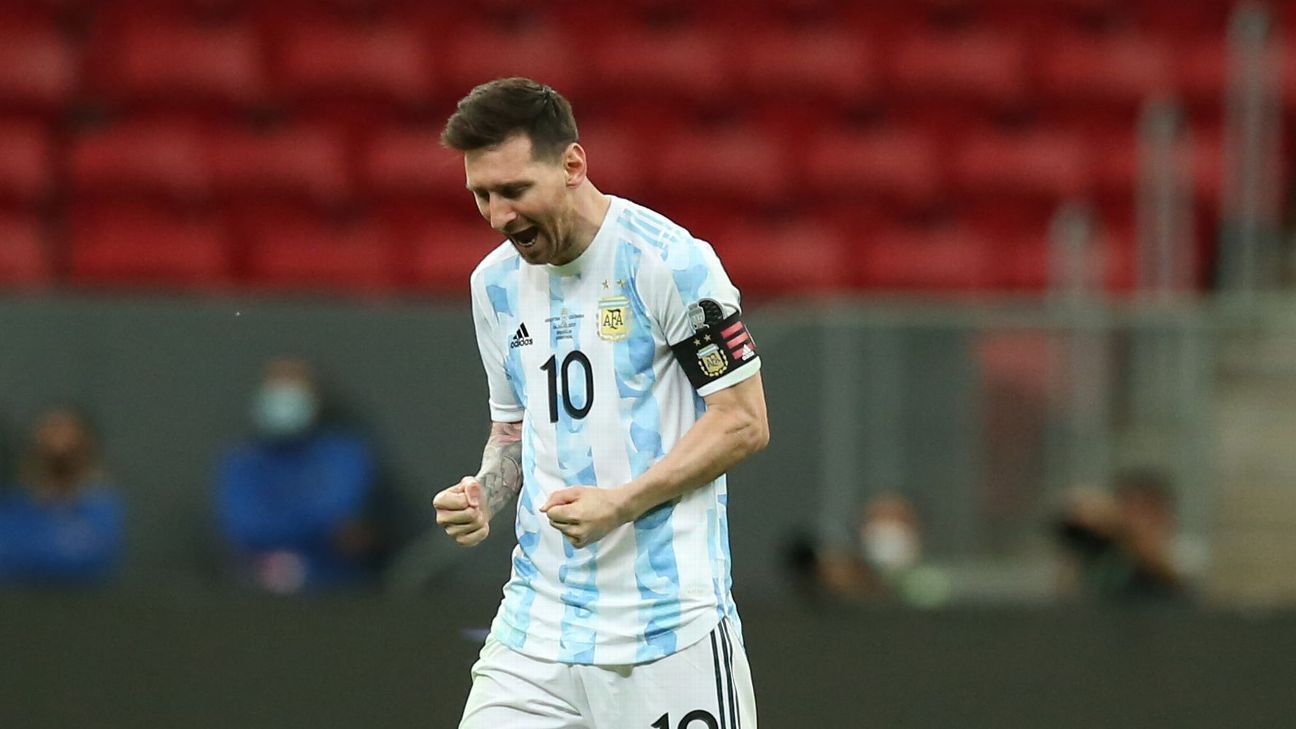 Lionel Messi dari Argentina meminta Yerry Mina untuk “menari sekarang” setelah memenangkan adu penalti