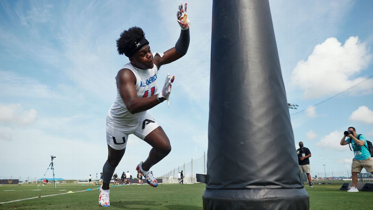 Ứng cử viên năm sao Lebbeus Overton, nhà tuyển dụng bóng đá được đánh giá cao nhất, được xếp lại hạng 2022