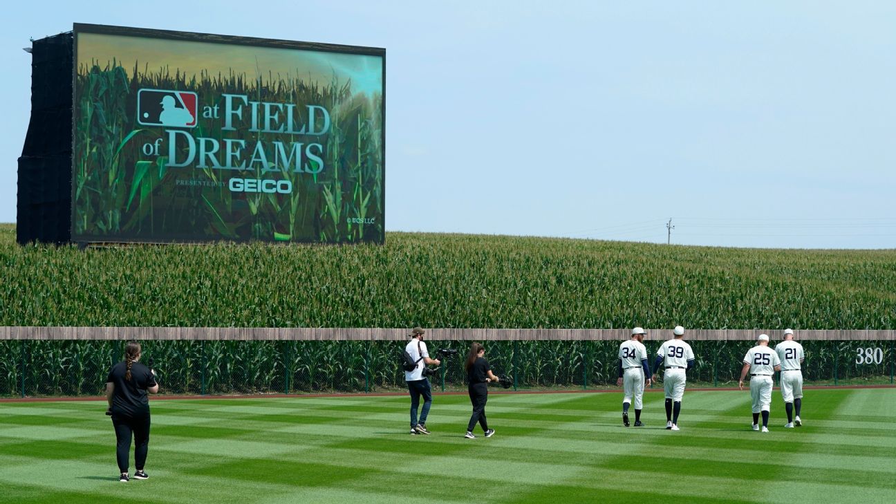 ESPN - Get ready for the MLB Field of Dreams Game 👀 The Chicago Cubs and  Cincinnati Reds are going to look fresh in these throwback jerseys 😎