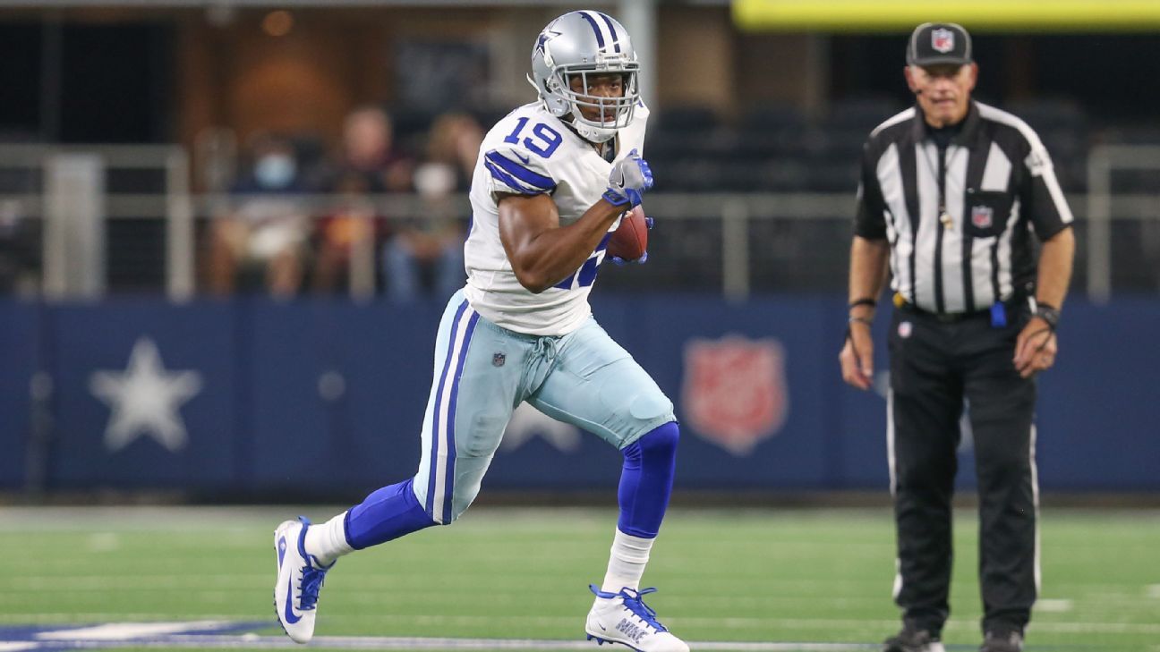 Dallas Cowboys wide receiver Amari Cooper (19) loses a shoe after a  reception against the Tampa Bay Buccaneers during the second half of an NFL  football game Thursday, Sept. 9, 2021, in