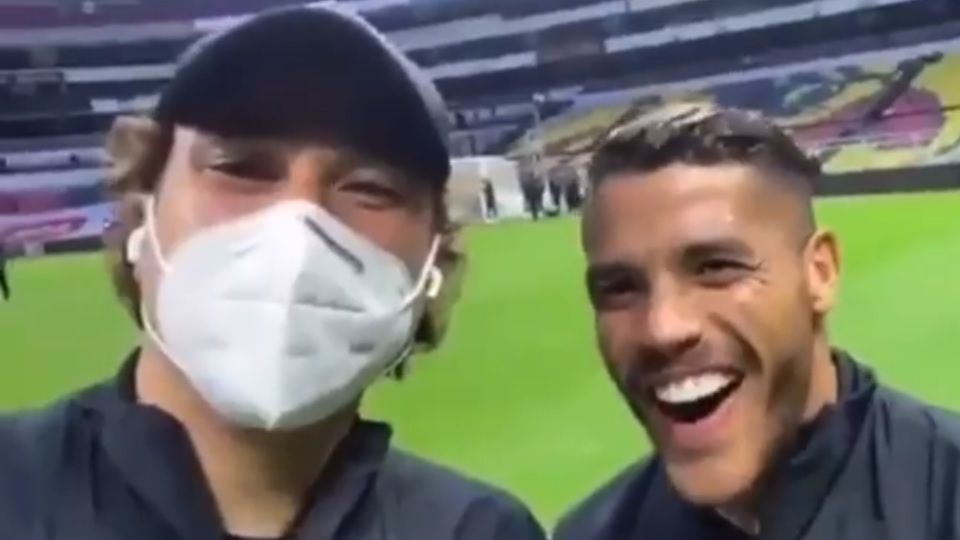 Jonathan dos Santos asks Guillermo Ochoa to take him to America
