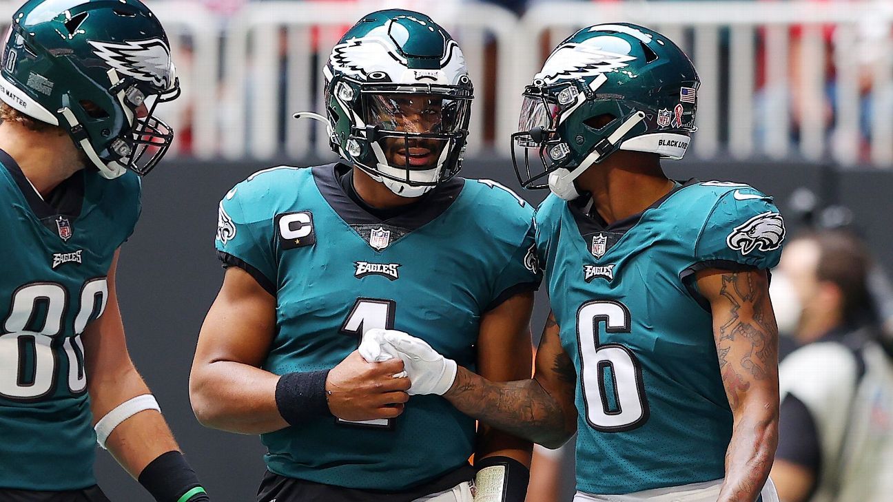 Jalen Hurts' budding chemistry with DeVonta Smith provides Eagles with hope  amid another loss - ESPN - Philadelphia Eagles Blog- ESPN