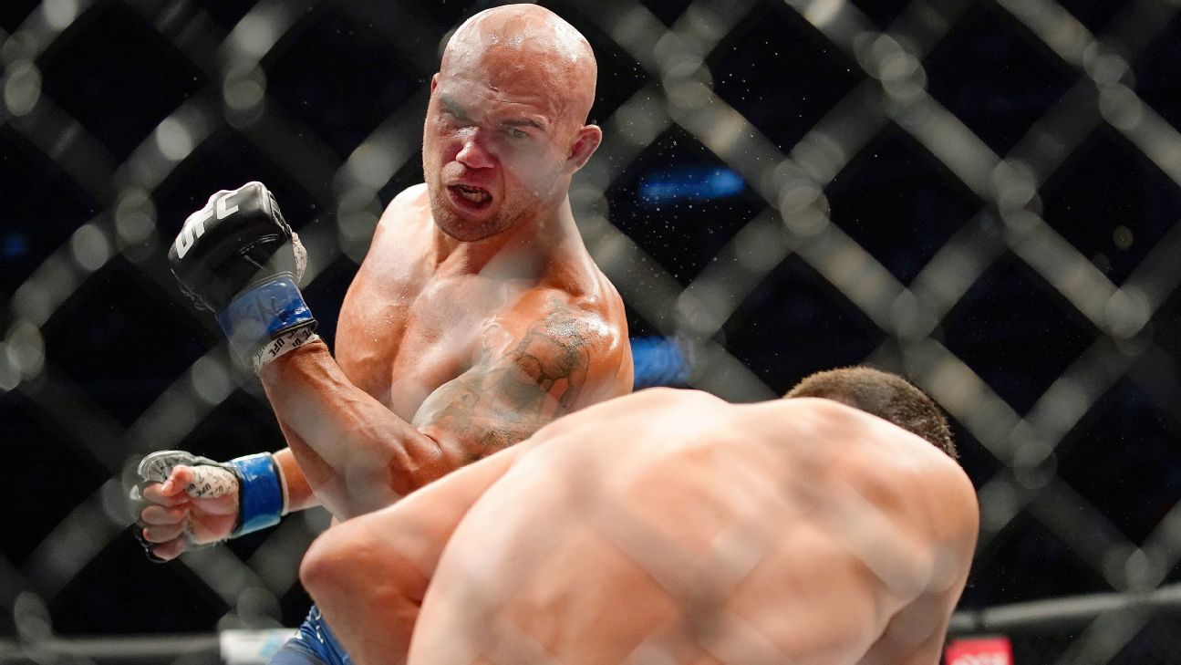 UFC fighter knocked out cold after taking knee to the face