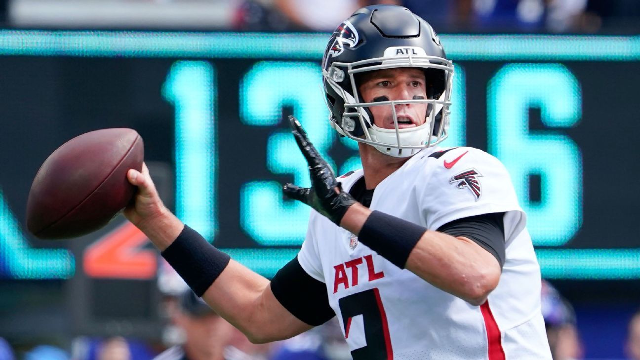 Atlanta Falcons quarterback Matt Ryan (2) waves to the crowd after