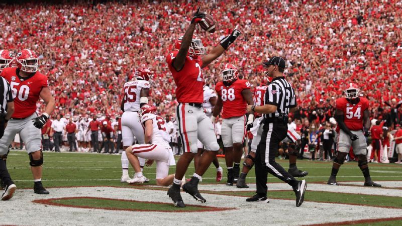 Daniels plays quarter as No. 2 Georgia dominates Vandy 62-0