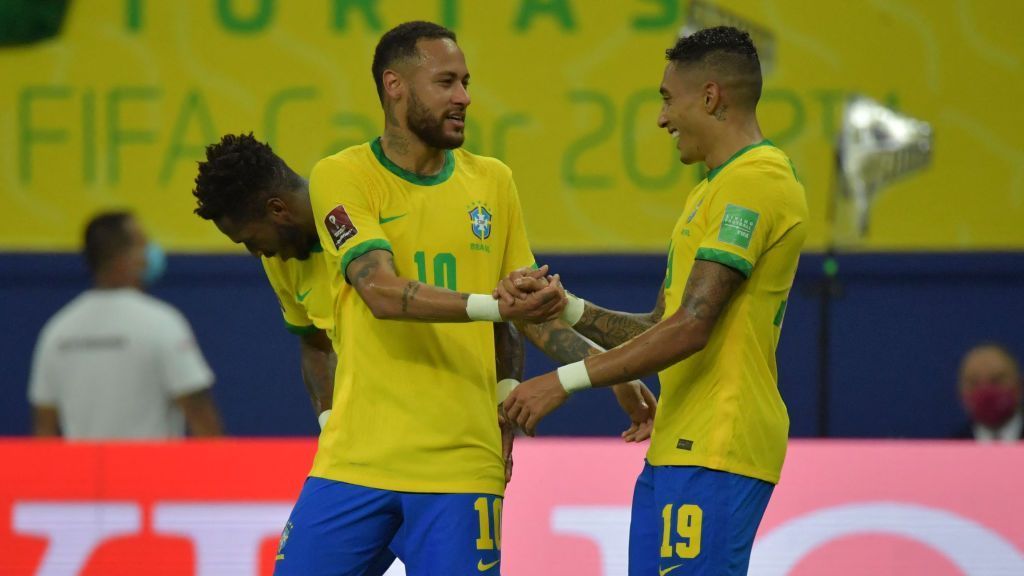 Neymar y Ravenha brillan, y la selección brasileña vence a Uruguay y aparece en las eliminatorias