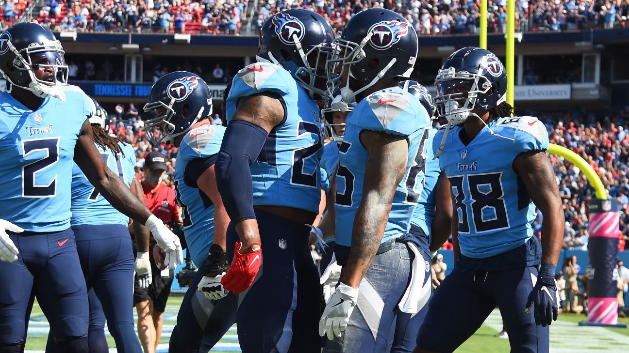 Tennessee Titans running back Derrick Henry throws a touchdown pass against Kansas City Chiefs