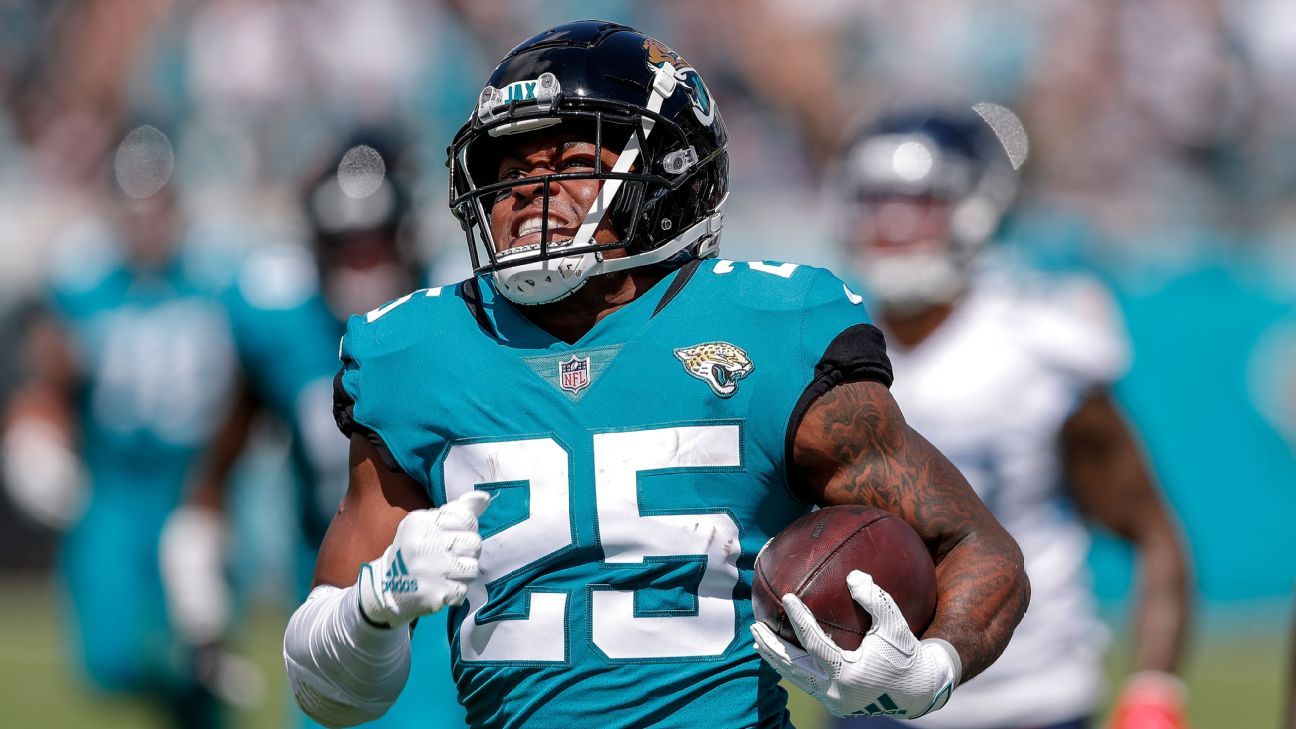 November 22, 2020 - Jacksonville, FL, U.S: Jacksonville Jaguars running  back James Robinson (30) during 1st half NFL football game between the  Pittsburgh Steelers and the Jacksonville Jaguars at TIAA Bank Field