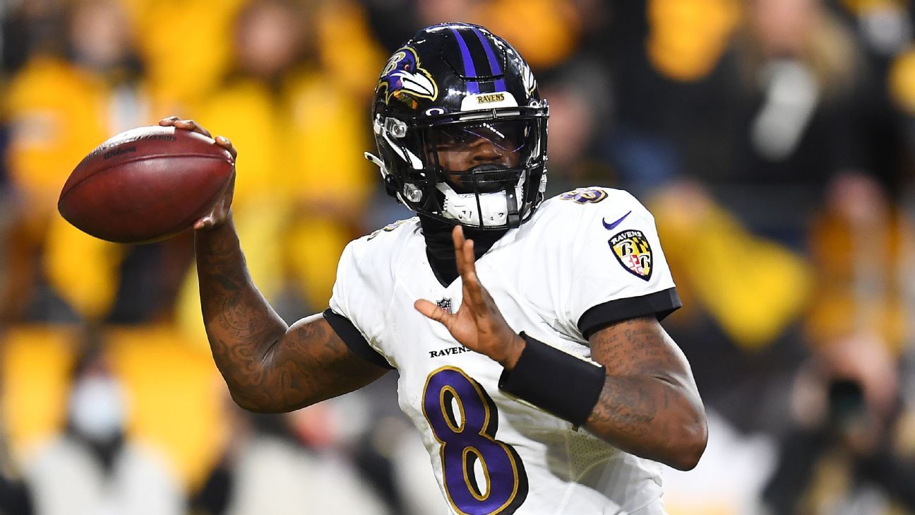 Baltimore Ravens QB Lamar Jackson voltou a treinar com uma aparente claudicação depois de perder dois jogos devido a uma lesão no tornozelo.