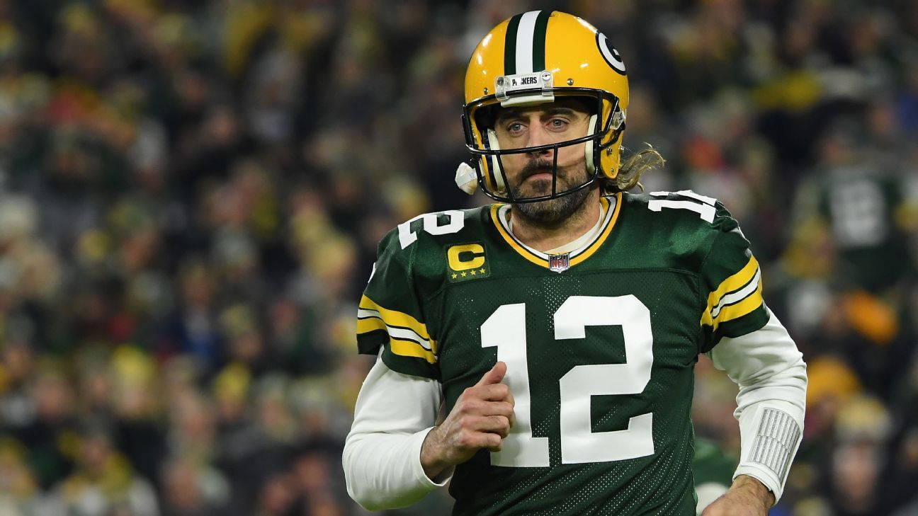 Green Bay, WI, USA. 30th Sep, 2018. Green Bay Packers quarterback Aaron  Rodgers #12 removes turf from his knee brace during the NFL Football game  between the Buffalo Bills and the Green