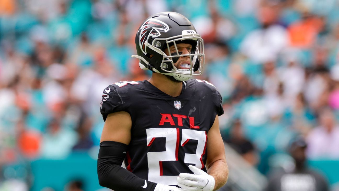 Atlanta Falcons safety Jaylinn Hawkins (32) lines up during the