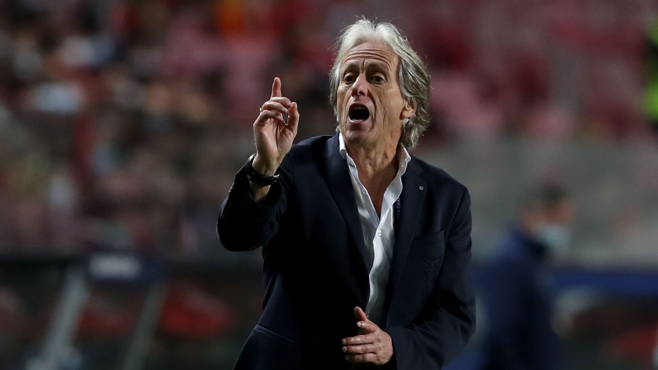 Jorge Jesus pediu silêncio para continuar 'flash interview': «Take