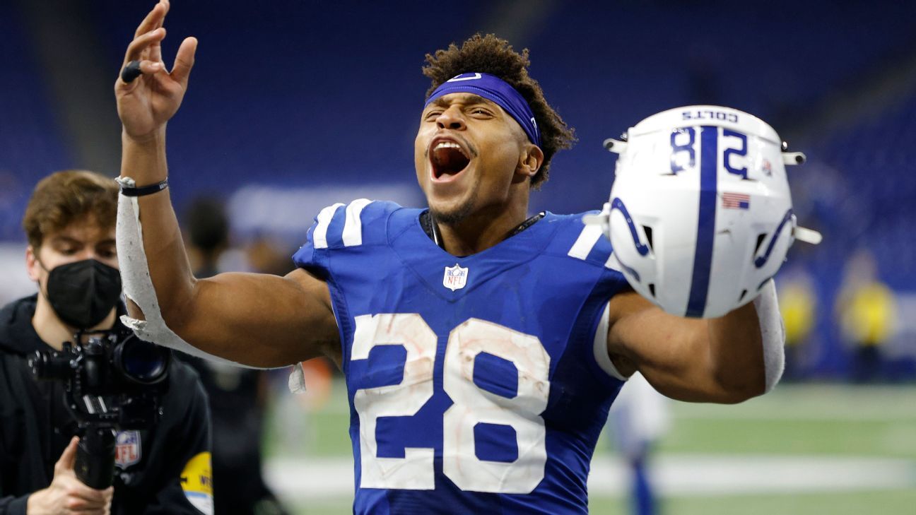 Listen: Colts Defender Yells Steelers Running 'Same Plays'