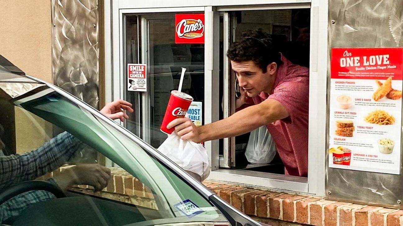 Georgia Bulldogs QB Stetson Bennett surprises customers at Raising Cane's Chicke..