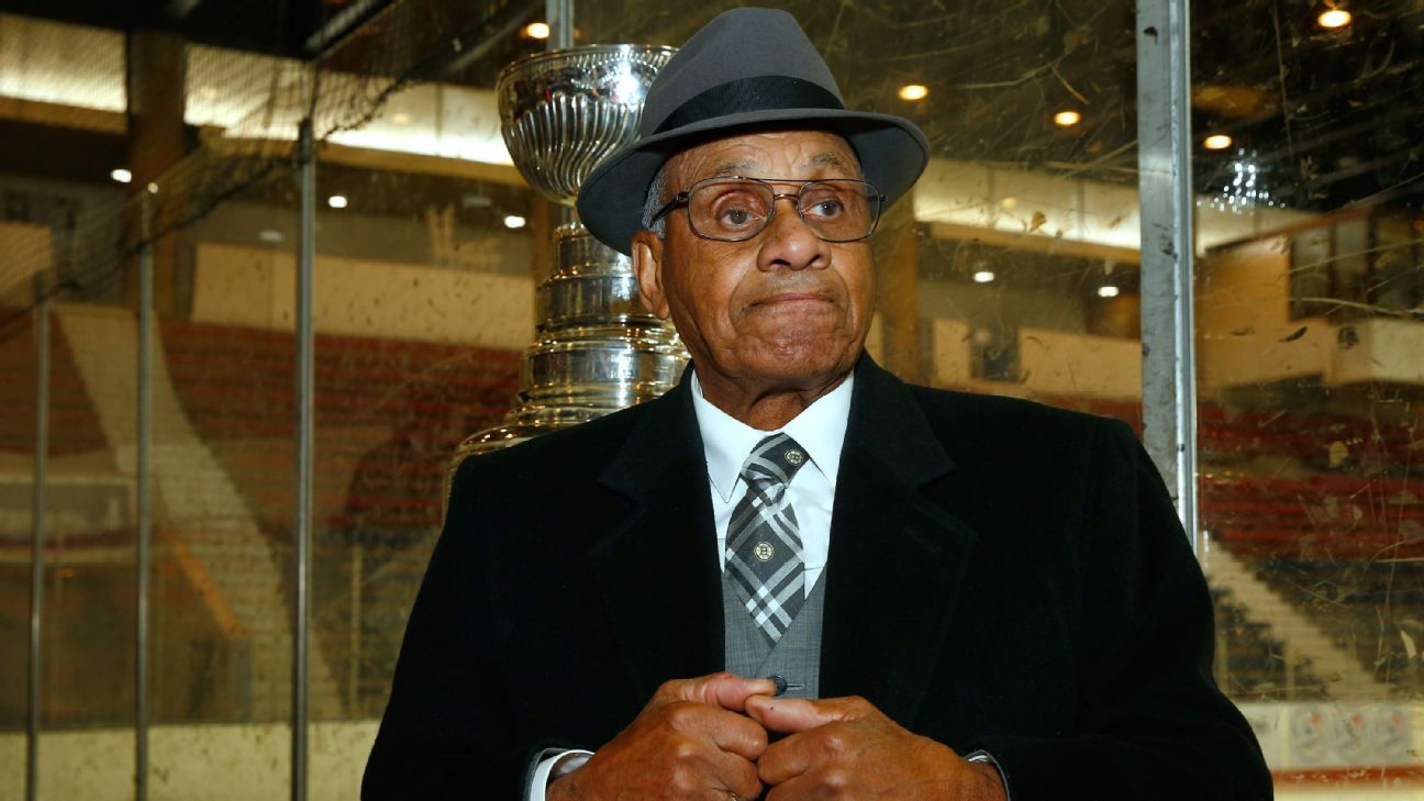 Left wing Willie O'Ree — Calisphere