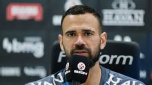 Ex-zagueiro Leandro Castán cobra dívida de R$ 3,2 milhões do Vasco na Justiça do Rio