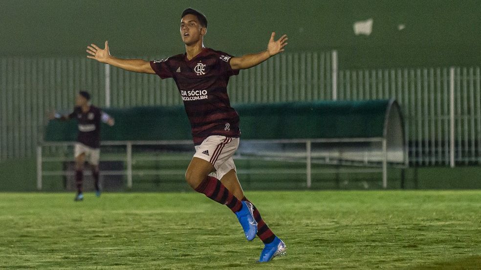 Flamengo libera meia com multa de R 268 milhões e planeja saída de mais dois do elenco, diz jornalista