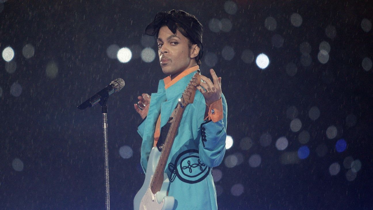 Prince y un espectáculo inolvidable bajo la lluvia en el Super Bowl XLI