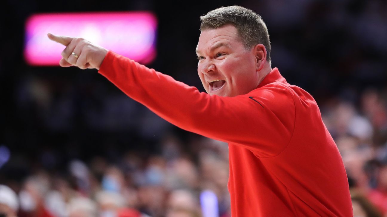 Arizona's Tommy Lloyd named Associated Press men's basketball Coach of the  Year in first season with Wildcats