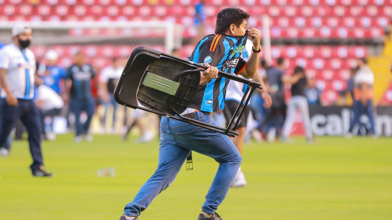 Um dia antes de briga na torcida, jogadores do Querétaro simularam