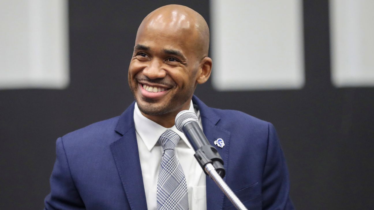 Shaheen Holloway presentado como el nuevo entrenador de baloncesto masculino de Seton Hall aplaudido por los ex jugadores de Saint Peter