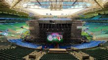 Escenario para concierto interfiere vista de aficionados en estadio