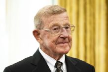 Legendary football coach, commentator Lou Holtz dies at 89