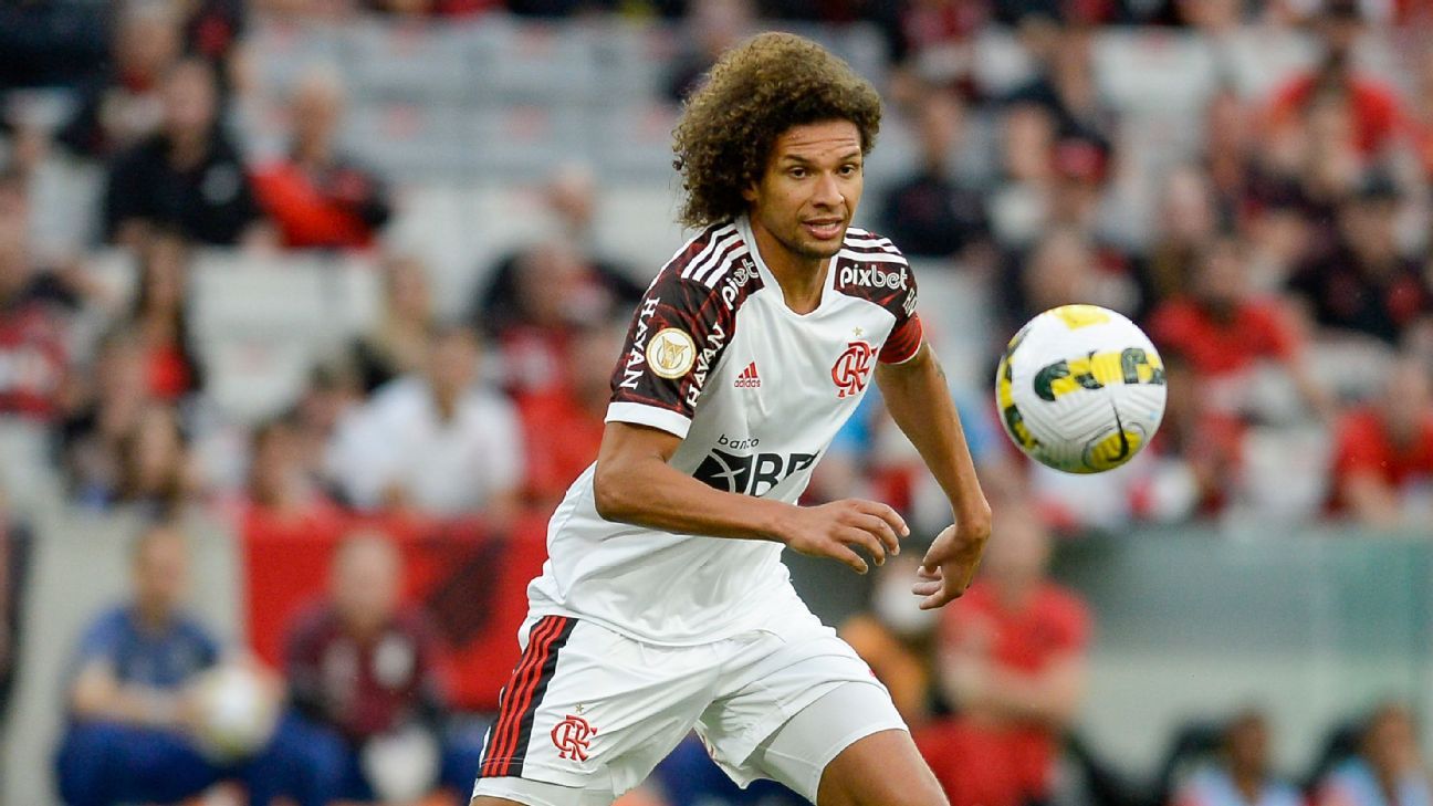 Arão relata pressão no Flamengo e jogador escondendo-se da torcida durante jogo.