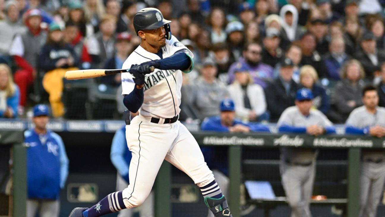 Mariners CF Julio Rodríguez exits game with sore lower back