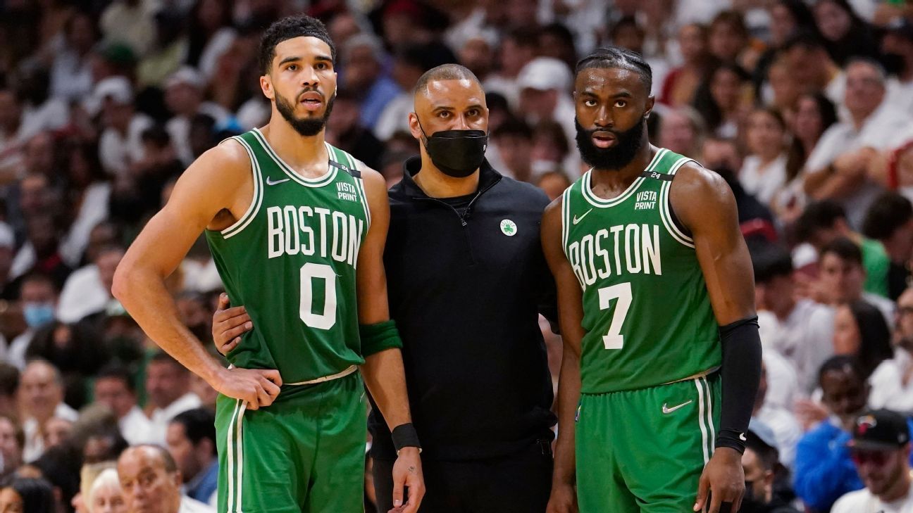 Jayson Tatum, Ime Udoka y Jaylen Brown 