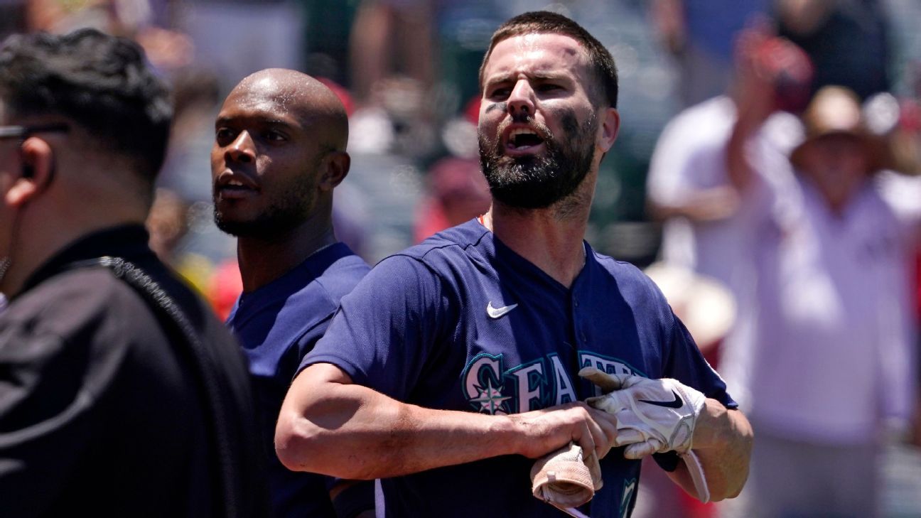 Mariners' Jesse Winker enjoys post-brawl pizza after fan has one delivered  to him at Angel Stadium