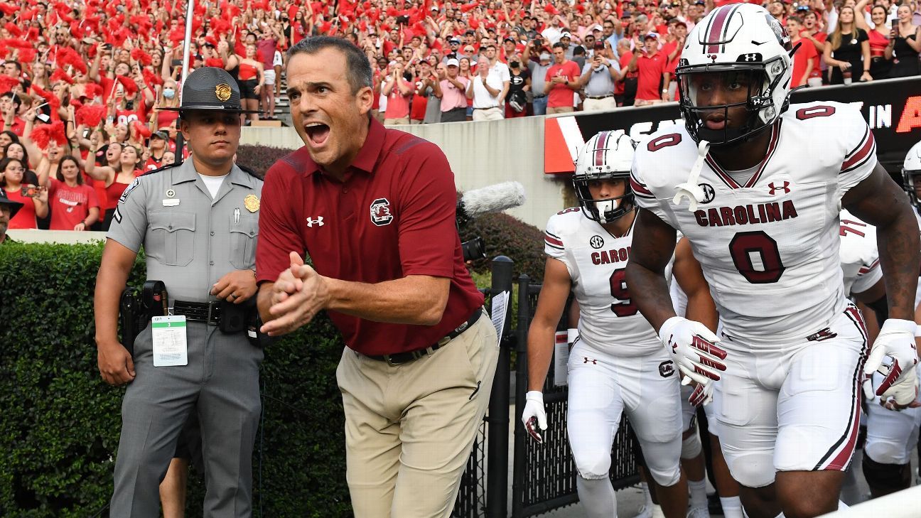 Dawn Staley dons Alshon Jeffery jersey as South Carolina retires No. 1