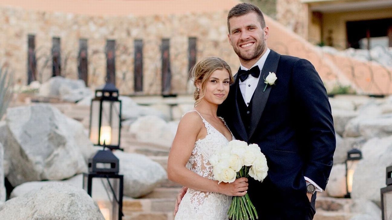 Bride loses bet, groom gets to wear Eagles jersey to wedding