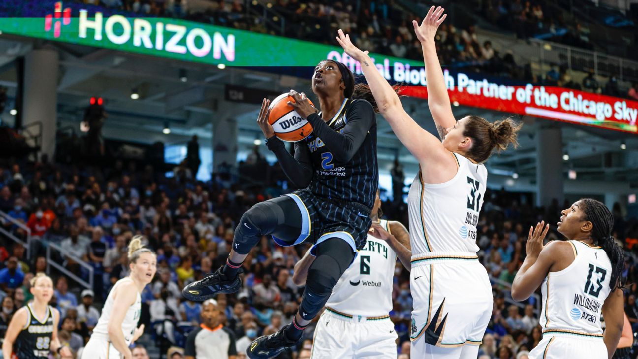 Chicago Sky beat New York Liberty by WNBA playoff-record 38 to force Game 3