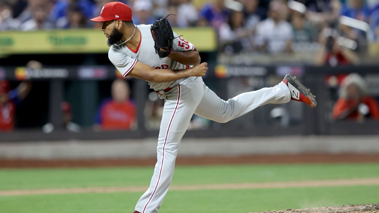 Seranthony Domínguez dealing with triceps tightness