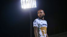 Daniel Alves é condenado a pagar R$ 12 milhões a clube mexicano por rescisão em caso que levou à prisão