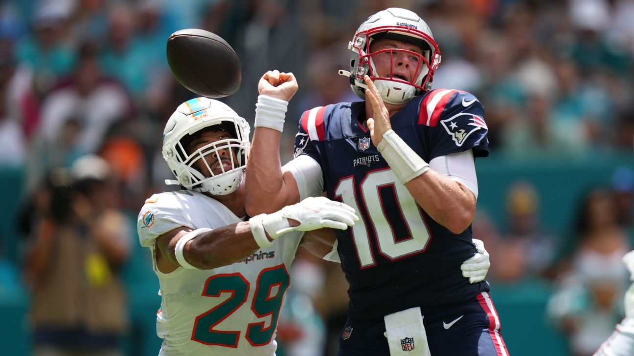 Mac Jones hurts back, adding injury to Patriots' rough day